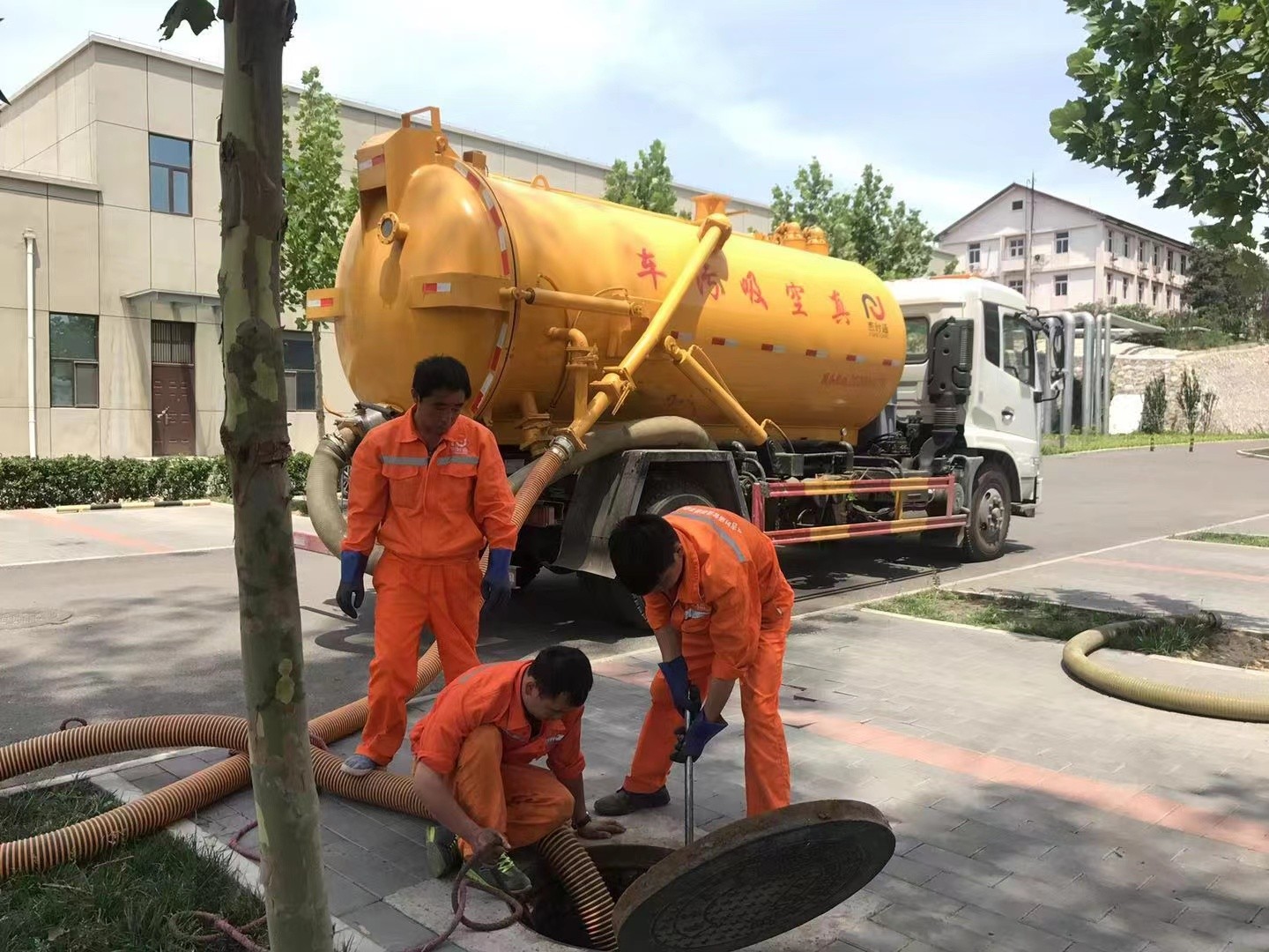 和田县管道疏通车停在窨井附近