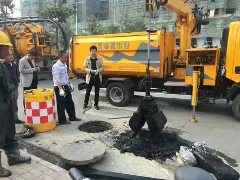 和田县街道：网格员化身“清道夫”，为民解忧疏通“堵心”化粪池