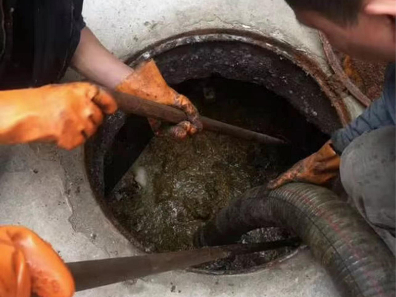 和田县清理化粪池时如何避免沼气的危害？